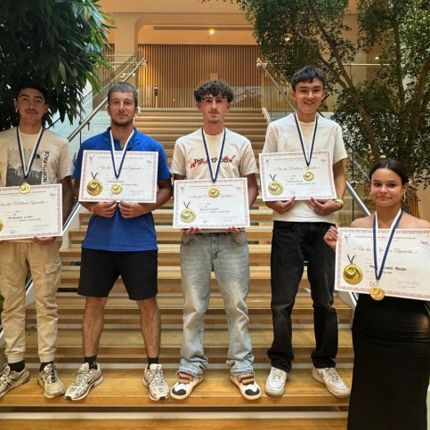 Jeunes du Campus Saint-Antoine posant avec leurs diplômes et leurs médailles