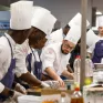 Jeunes de l'Ecole Hôtelière Sainte-Thérèse s'activent en cuisine aux côtés de leur formateurs