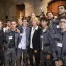 Valérie Pécresse pose avec les jeunes en formation électricité et électrotechnique au Campus Saint-Philippe