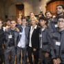 Valérie Pécresse pose avec les jeunes en formation électricité et électrotechnique au Campus Saint-Philippe