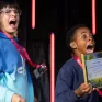 jeunes heureux de gagner un prix au concours artistique