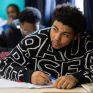 jeunes en cours à sa table
