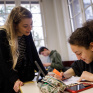 Campus Saint-Antoine - Lina, en classe de seconde Conduite de production horticole, en cours de physique-chimie, est accompagnée par son AVS Emma de Barry
