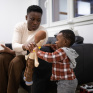 Un jeune enfant du dispositif joue avec sa maman