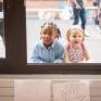 Rentrée des classes à l'école Saint-Gabriel - 2 enfants regardent dans une classe depuis la cour de récréation.