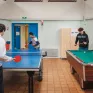 Les jeunes du campus en train de jouer au billard et au ping pong
