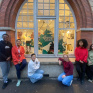 photo de groupe des élèves marchandisage devant la vitrine