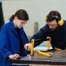 Une jeune et son professeur en train de travailler sur un projet 
