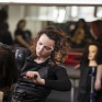 Une jeune en formation en train de s'entrainer sur un mannequin
