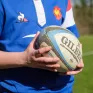 Un jeune collégien en train de jouer au rugby