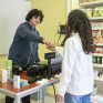 Jeunes en formation vente simulante une vente à sa camarade