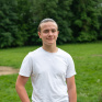 Jeune homme face à l'objectif dans un parc