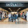 Jeunes posant devant une boutique SKOLA Vente
