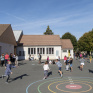 enfants jouant dans la cour