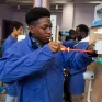 Jeune en formation électricité en plein travail sur un plateau technique