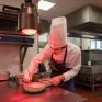 Jeune en train de préparer un plat