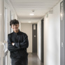 Jeune dans le couloir de son FJT