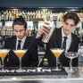 Deux jeunes en formation barman