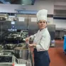 Jeune fille en train de cuisiner