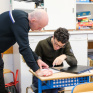 Au sein d'une classe ULIS, l'enseignement accompagne un jeune dans son travail
