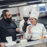 Une jeune fille et son formation dans la cuisine d'application