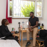 Jeune fille dans sa chambre avec son éducateur