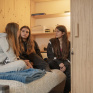 Jeunes filles à l'internat sur un lit