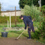 Jeune s'occupant des sols 
