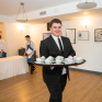 jeune garçons servant des cafés