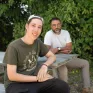 Jeune et son éducateur sur un banc