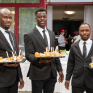 Jeunes hommes en formation service