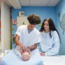 Deux jeunes en formation service à la personne qui s'occupent d'un bébé