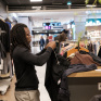 Zackaria dans la boutique éphèmère SKOLA s'occupe des vêtements